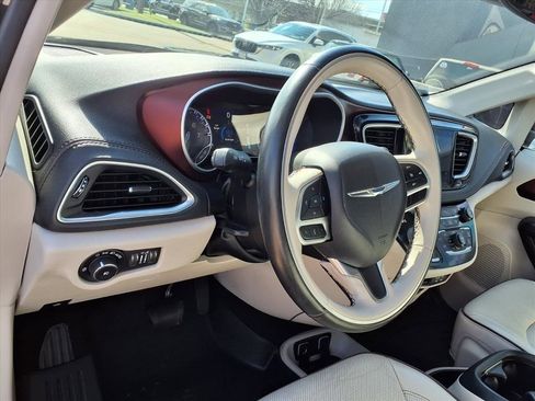 Used 2020 Chrysler Pacifica Limited image 12