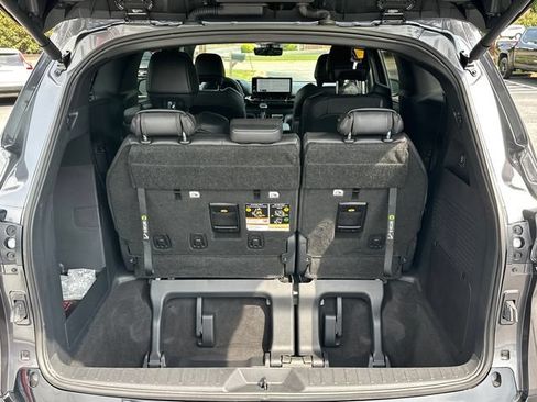 Used 2025 Toyota Sienna Limited FWD image 5
