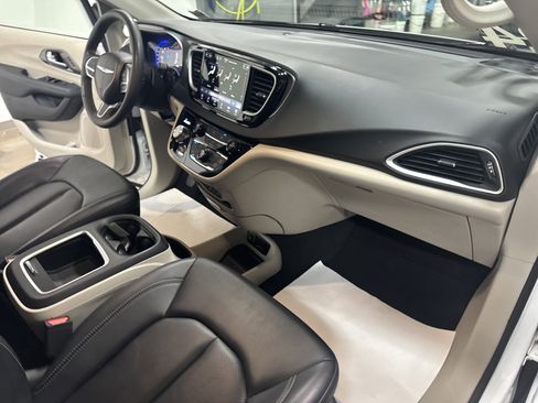 Used 2024 Chrysler Pacifica Touring-L image 42