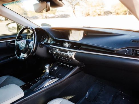 Used 2017 Lexus ES 300h w/ Luxury Package image 38