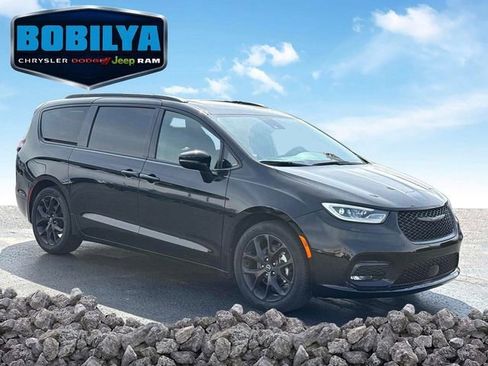 Used 2025 Chrysler Pacifica Limited FWD image 2