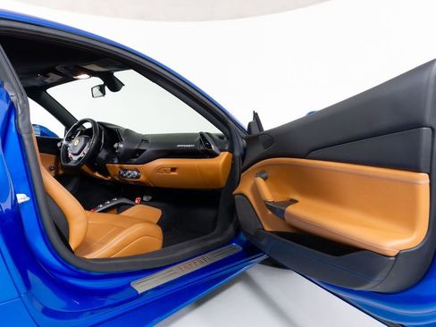 Used 2018 Ferrari 488 GTB RWD image 32
