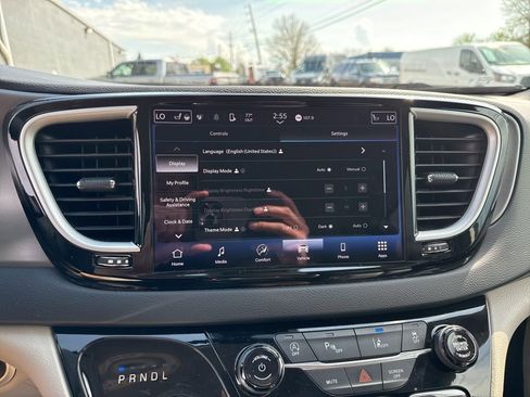 Used 2023 Chrysler Pacifica Touring-L FWD image 33