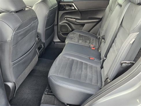 Used 2022 Mitsubishi Outlander SE image 11