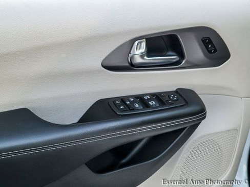 Used 2024 Chrysler Pacifica Touring-L image 14