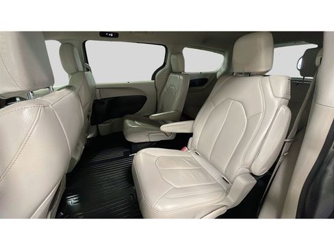 Used 2017 Chrysler Pacifica Touring-L FWD image 15