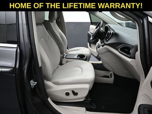 Used 2018 Chrysler Pacifica Touring-L Plus FWD image 51
