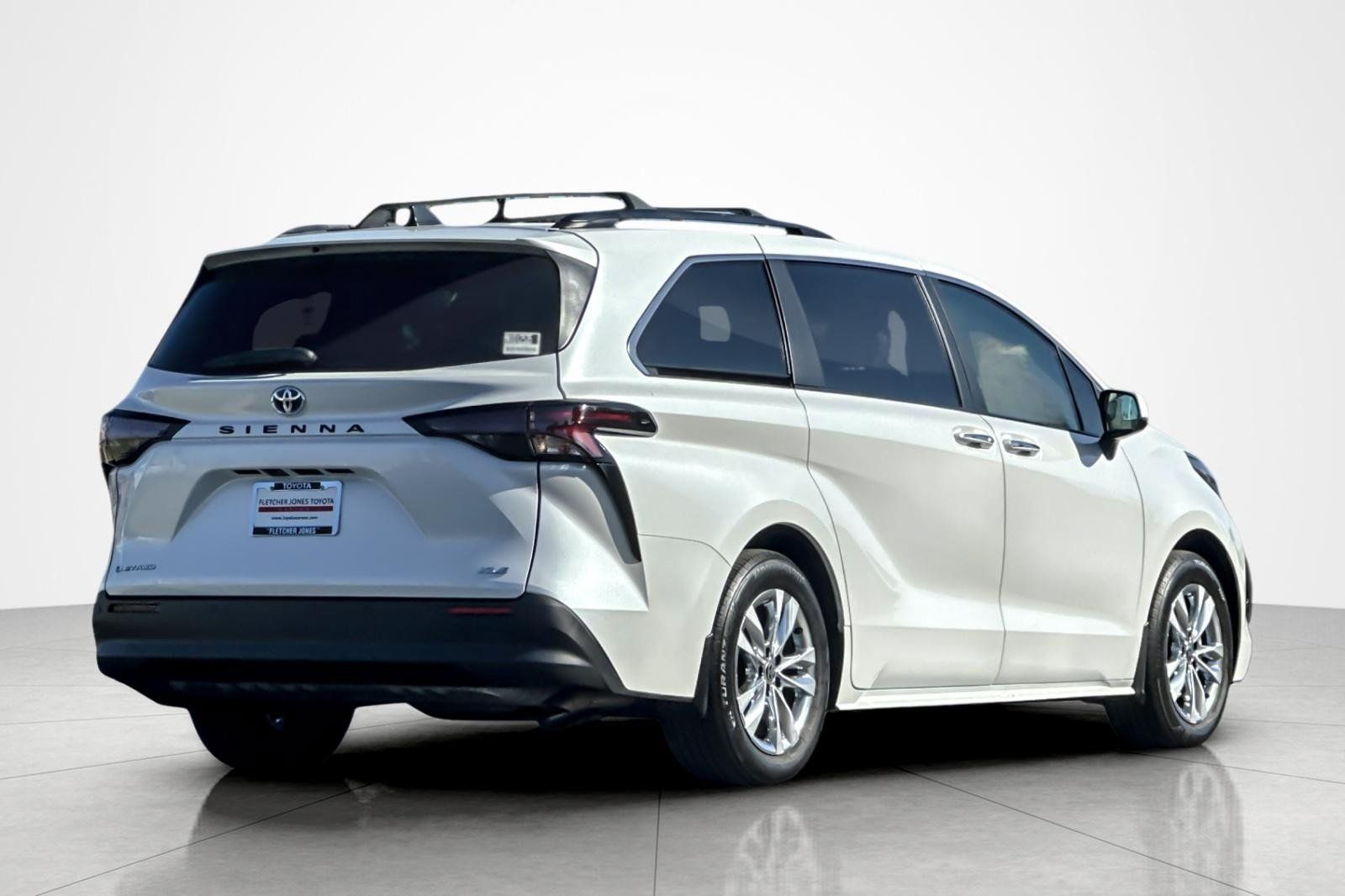 Used 2025 Toyota Sienna XLE w/ XLE Plus Package AWD/4WD image 5
