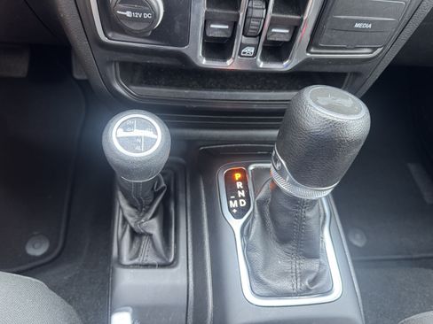 Used 2023 Jeep Wrangler Unlimited w/ Sun & Screen Package AWD/4WD image 15