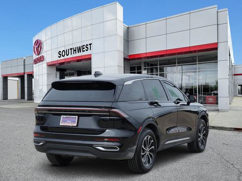 Used 2024 Lincoln Nautilus Premier image 5