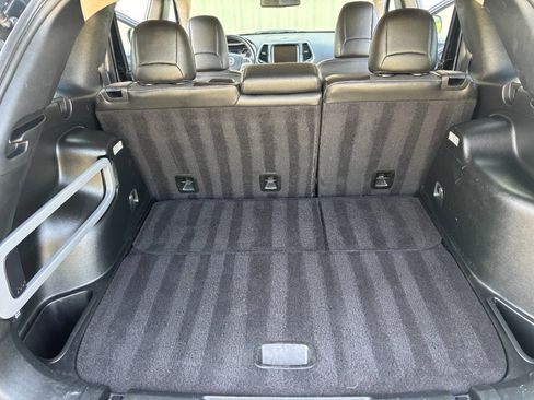 Used 2018 Jeep Cherokee Latitude Plus w/ Cold Weather Group image 32