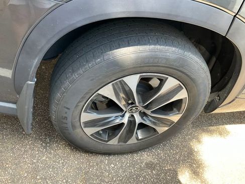 Used 2021 Toyota Highlander XLE AWD/4WD image 11