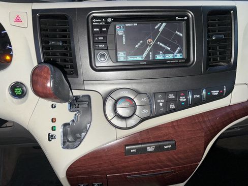 Used 2014 Toyota Sienna XLE image 16