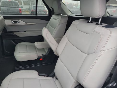 Used 2025 Ford Explorer Active w/ Active Comfort Package image 11