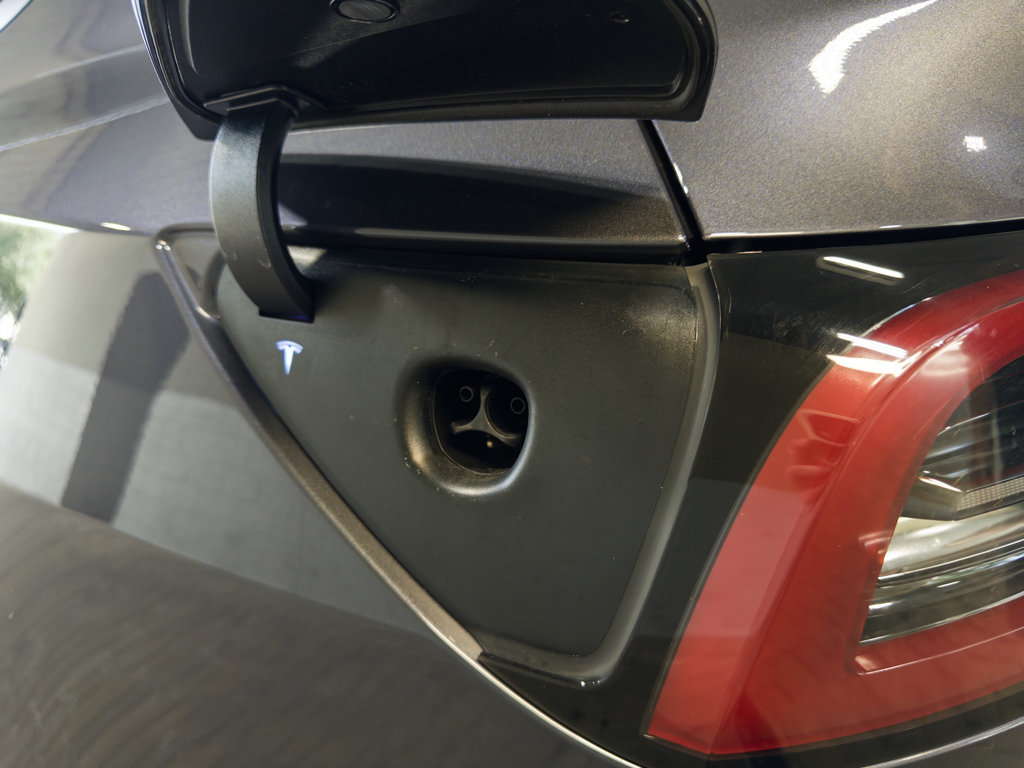Used 2023 Tesla Model Y 2WD image 5