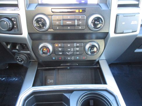 Used 2020 Ford F250 Platinum w/ FX4 Off-Road Package AWD/4WD image 37