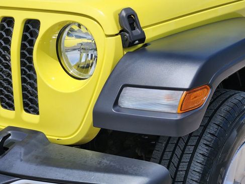 Used 2023 Jeep Gladiator Sport AWD/4WD image 8