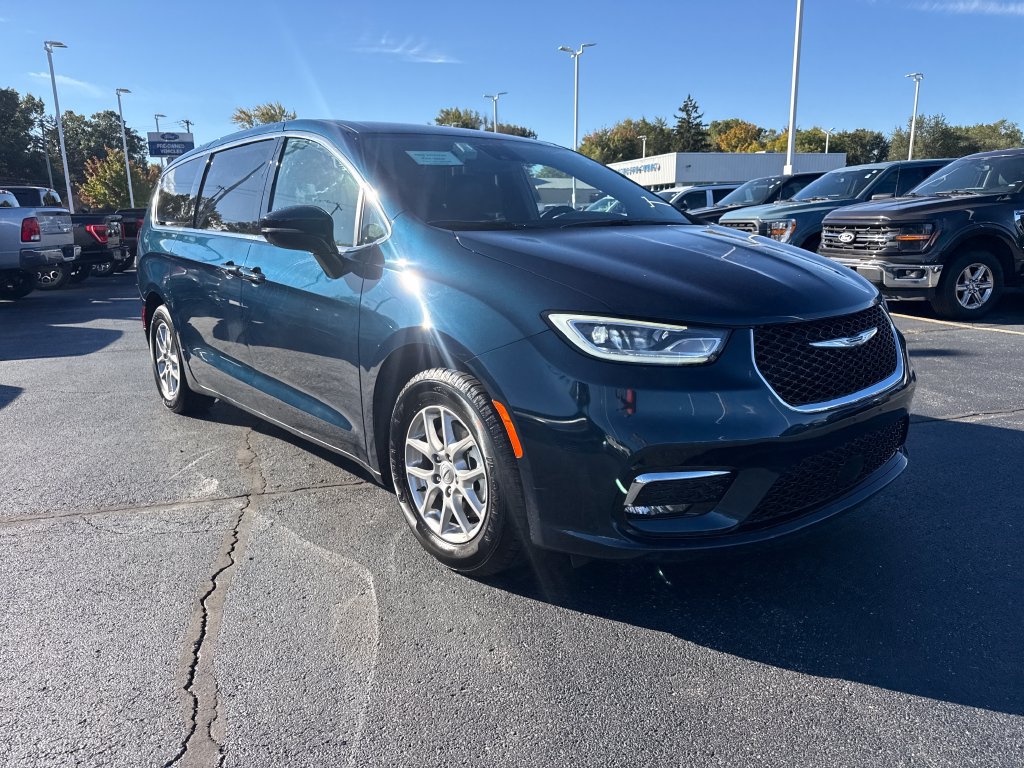 Used 2025 Chrysler Pacifica Select FWD image 4