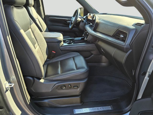 Used 2025 Chevrolet Suburban Z71 AWD/4WD image 11