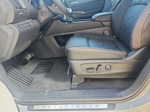Used 2026 Nissan Pathfinder Platinum image 18