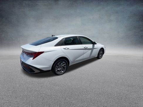 Used 2025 Hyundai Elantra Blue image 24