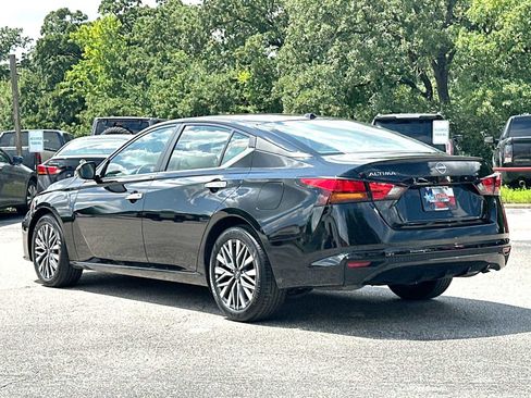 Used 2025 Nissan Altima 2.5 SV FWD image 13