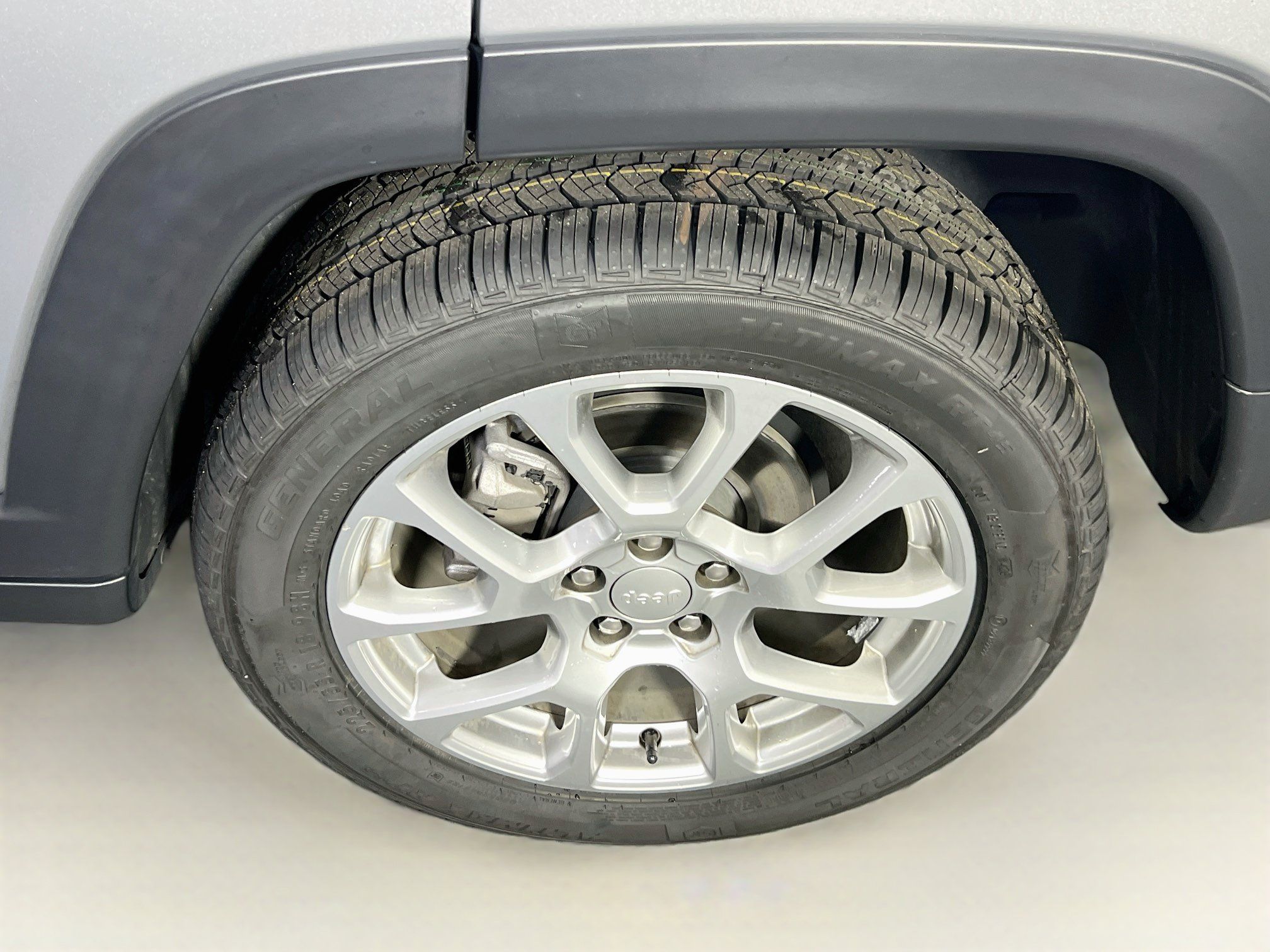 Used 2024 Jeep Compass Latitude w/ Sun and Sound Group AWD/4WD image 31