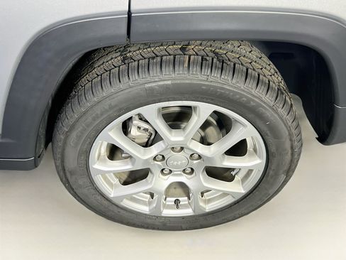 Used 2024 Jeep Compass Latitude w/ Sun and Sound Group AWD/4WD image 31