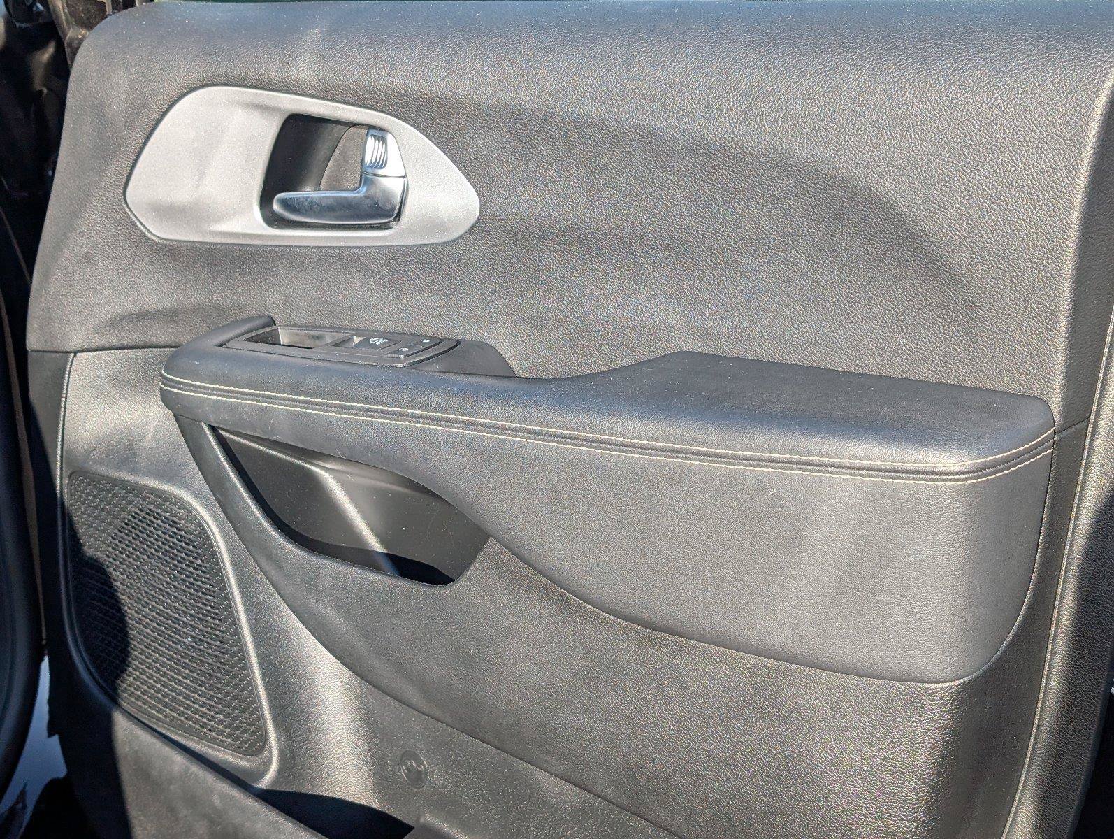 Used 2025 Chrysler Pacifica Limited FWD image 39