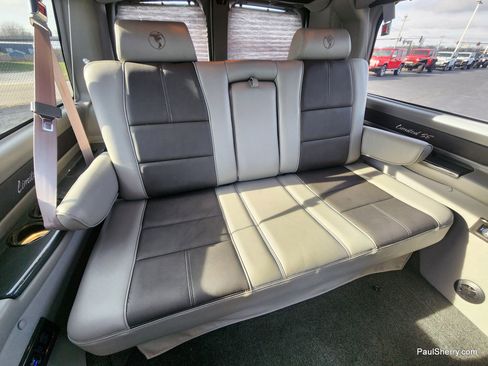 Used 2018 GMC Savana 2500 w/ Enhanced Convenience Package image 32