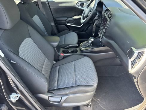 Used 2025 Kia Soul LX w/ LX Technology Package FWD image 13