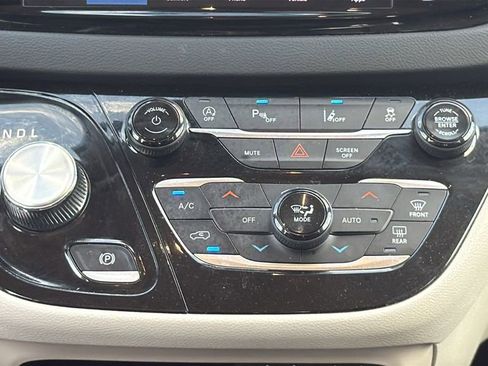 Used 2023 Chrysler Pacifica Touring-L FWD image 25