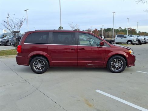 Used 2017 Dodge Grand Caravan SXT image 5