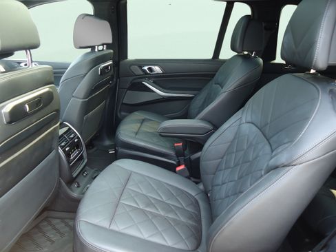 Used 2023 BMW X7 xDrive40i w/ M Sport Package AWD/4WD image 30