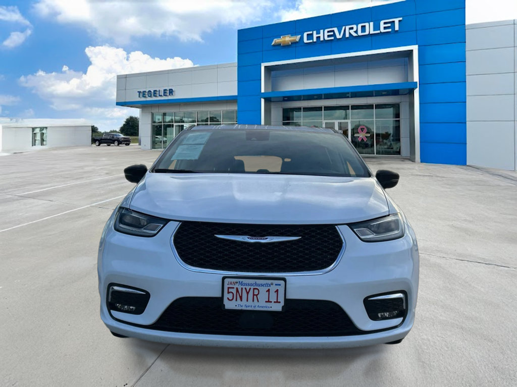Used 2024 Chrysler Pacifica Touring-L FWD image 2
