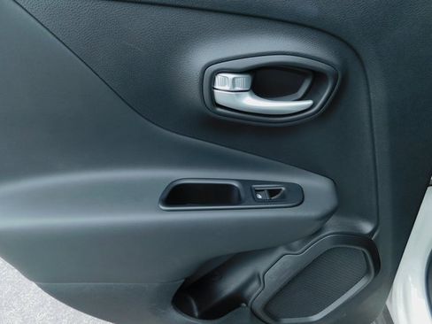 Used 2023 Jeep Renegade Latitude w/ Premium Group image 23