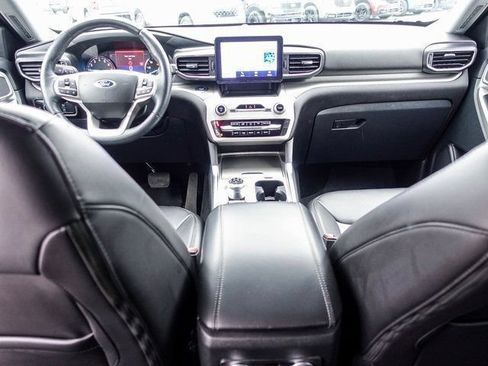 Used 2023 Ford Explorer XLT w/ Equipment Group 202A AWD/4WD image 4