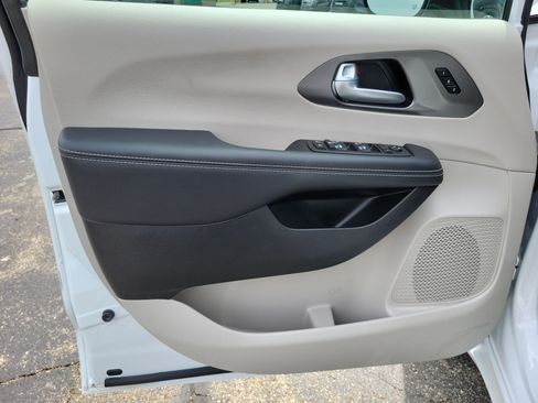 Used 2024 Chrysler Pacifica Touring-L w/ Uconnect Theater Family Group FWD image 6