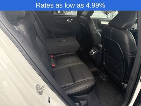 Certified 2022 Volvo XC40 T5 Momentum image 5