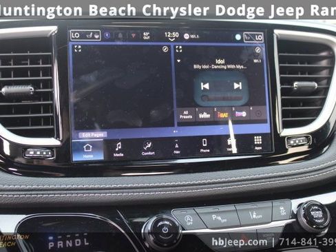 Used 2026 Chrysler Pacifica Select image 27