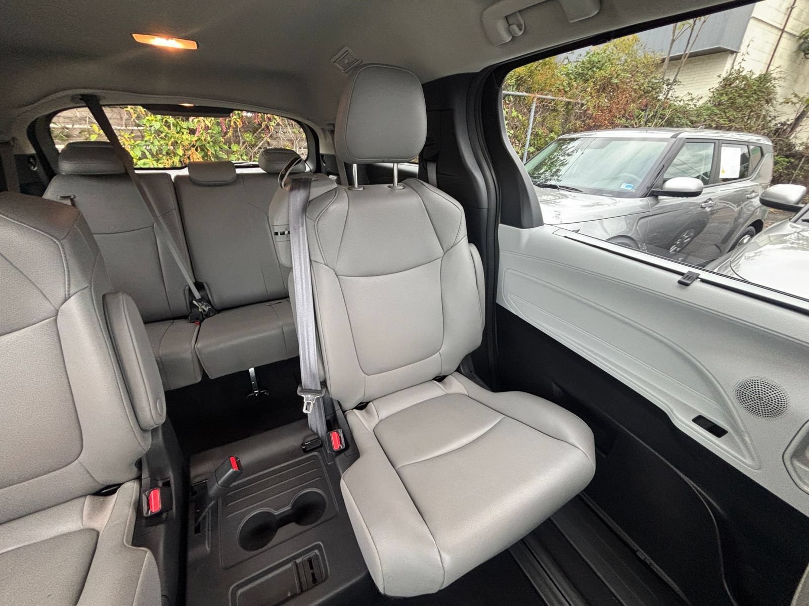 Used 2025 Toyota Sienna XLE FWD image 40