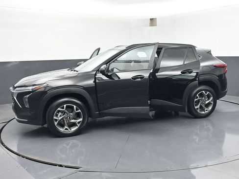 Used 2025 Chevrolet Trax LT w/ LT Convenience Package FWD image 47