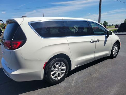 Used 2022 Chrysler Voyager LX FWD image 7