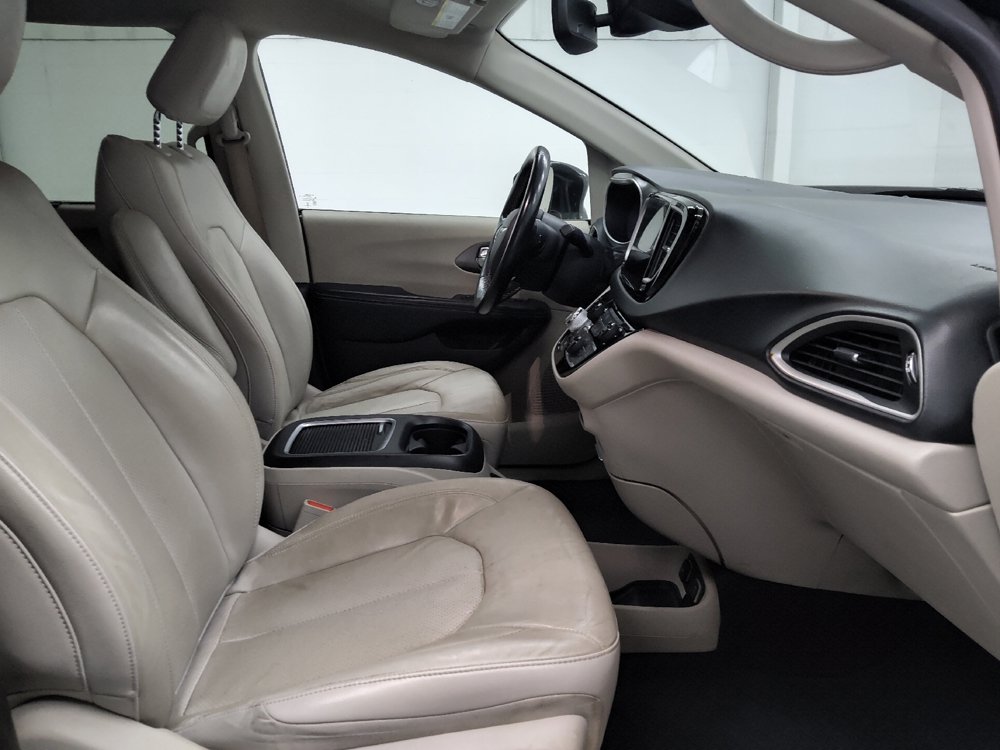 Used 2021 Chrysler Pacifica Touring-L FWD image 21