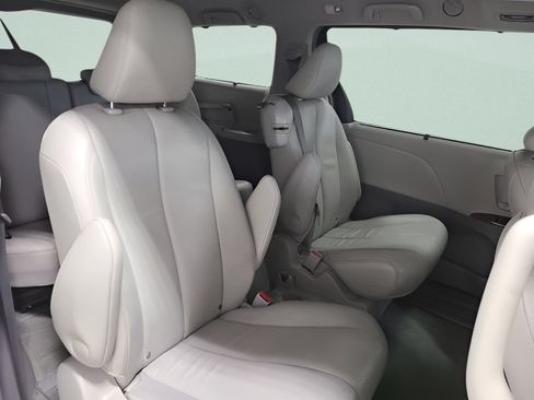 Used 2014 Toyota Sienna XLE w/ Entertainment Package FWD image 16