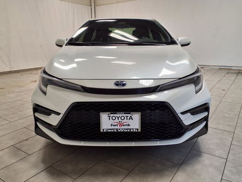 Used 2025 Toyota Corolla SE w/ SE Premium Package image 2