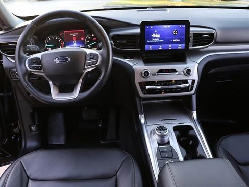 Used 2022 Ford Explorer XLT w/ Equipment Group 202A image 16