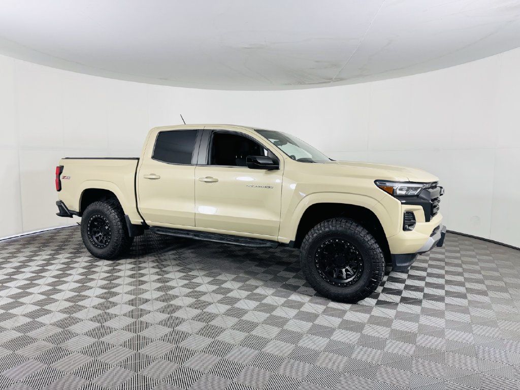 Used 2023 Chevrolet Colorado Z71 AWD/4WD image 2