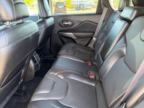 Used 2021 Jeep Cherokee Latitude Lux w/ Comfort/Convenience Group AWD/4WD image 19