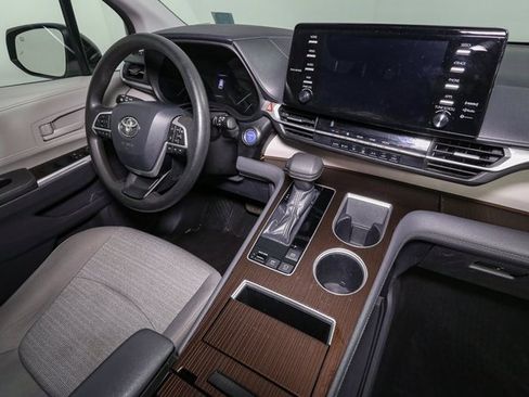 Used 2021 Toyota Sienna LE image 16